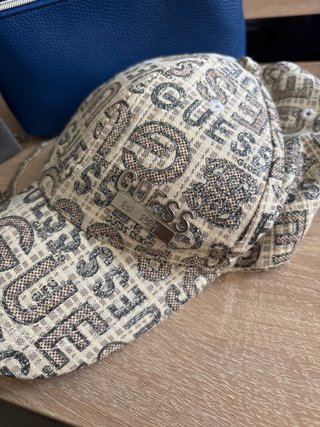 Lote gorra Guess,bolso pequeño Gris y Neceser Azul