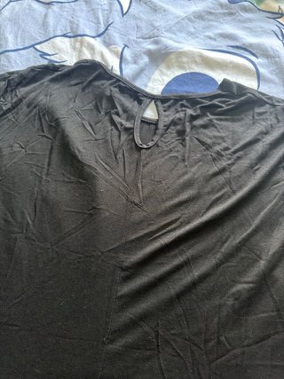 Blusón negro con abertura en espalda veraniego