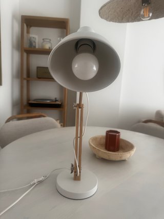 Lámpara flexo madera y blanco