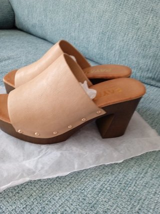 Zuecos de madera beige y marrón