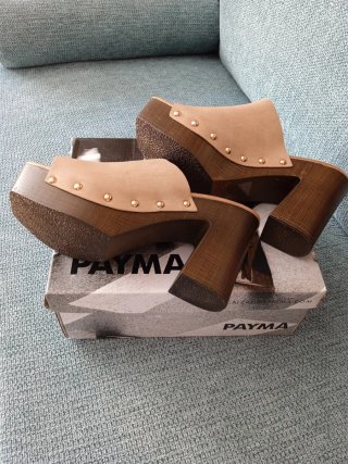 Zuecos de madera beige y marrón