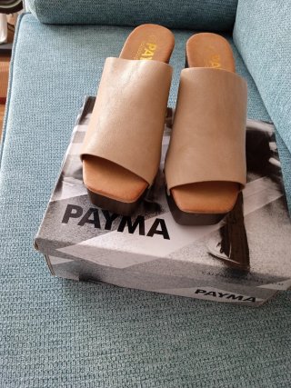 Zuecos de madera beige y marrón