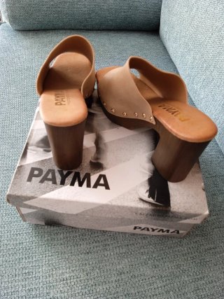 Zuecos de madera beige y marrón