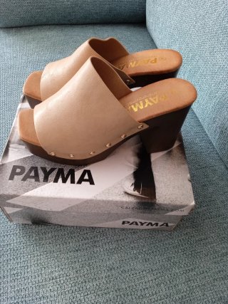 Zuecos de madera beige y marrón