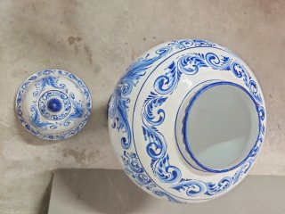 Jarrón de cerámica pintado a mano