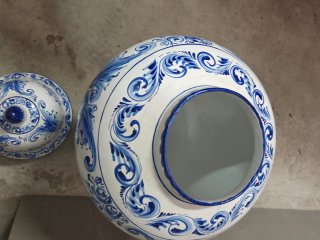Jarrón de cerámica pintado a mano