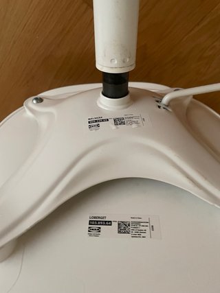 Silla de oficina blanca y negra con ruedas o silla