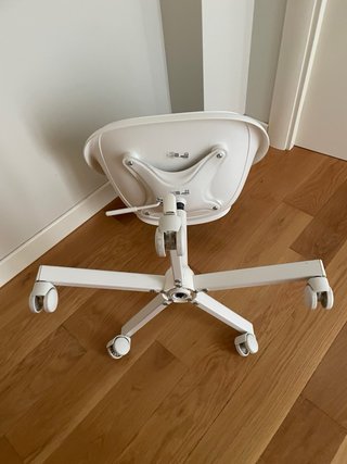 Silla de oficina blanca y negra con ruedas o silla