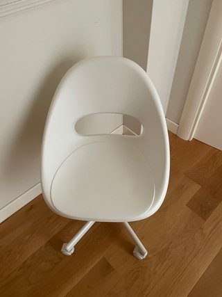 Silla de oficina blanca y negra con ruedas o silla