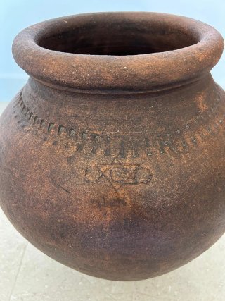 Tinaja antigua de barro.