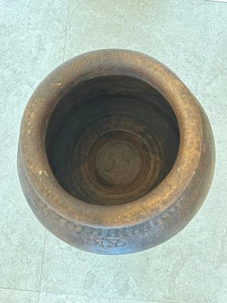 Tinaja antigua de barro.