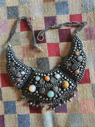 Collar artesanal con piedras multicolores