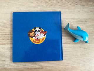 Lote de libros de animales con muñecos