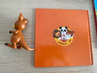 Lote de libros de animales con muñecos
