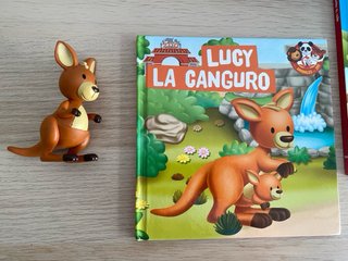 Lote de libros de animales con muñecos