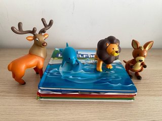 Lote de libros de animales con muñecos