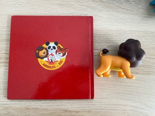 Lote de libros de animales con muñecos