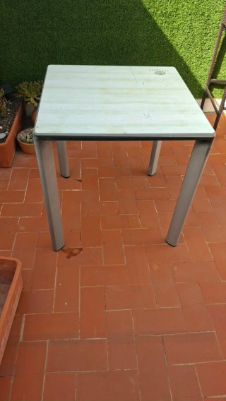 Mesa de exterior metal y plástico