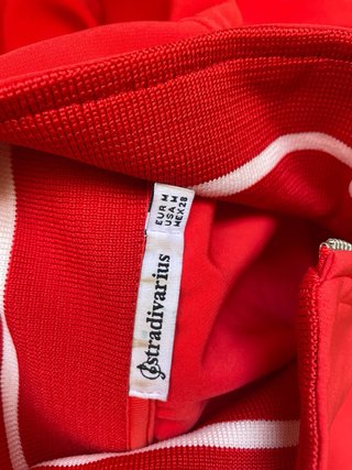 Chaqueta deportiva roja y blanca