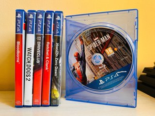 PS4 Pro 1TB y Mando Con 6 Juegos