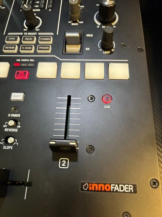 Mesa DJ Numark Scratch Negra