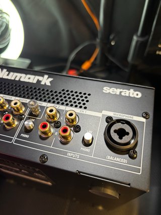 Mesa DJ Numark Scratch Negra