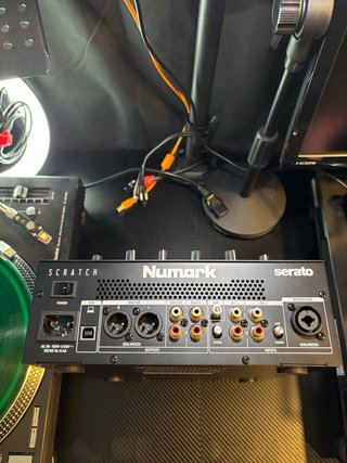 Mesa DJ Numark Scratch Negra