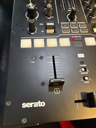 Mesa DJ Numark Scratch Negra
