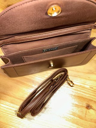 Bolso de mano marrón Primark, mide unos 30cm