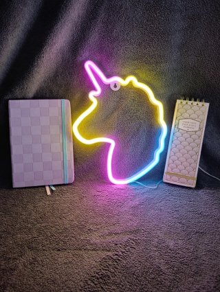 Neón silueta de Unicornio,una agenda y una libreta
