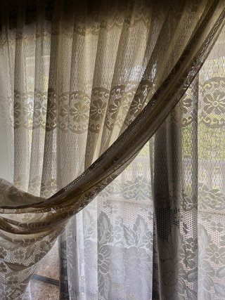 Cortinas de encaje beige y blanco