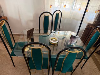 Conjunto mesa de salón y sillas,