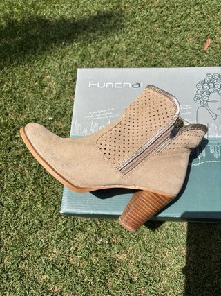 Botines camperos beige perforados