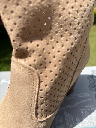 Botines camperos beige perforados