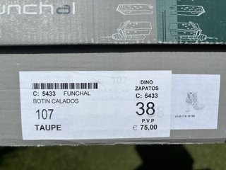 Botines camperos beige perforados