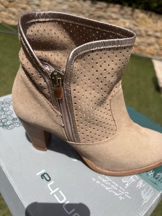 Botines camperos beige perforados
