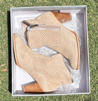 Botines camperos beige perforados