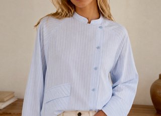 Camisa de mujer a rayas azul y blanca