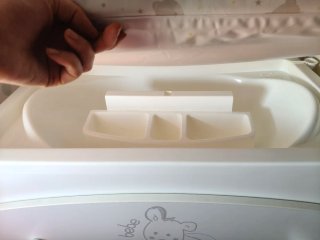 Cómoda bebé blanca con osito y cuna a juego