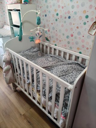 Cómoda bebé blanca con osito y cuna a juego