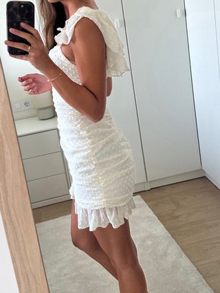 Vestido blanco con volantes
