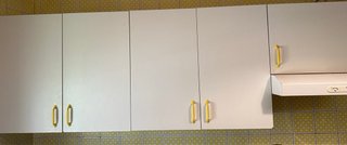 Armarios altos de cocina blancos y amarillos