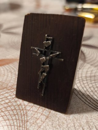 Pequeño Crucifijo de Plata Ley sobre madera