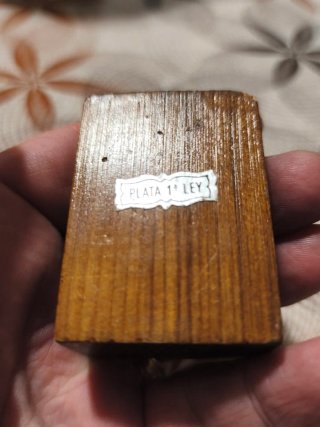 Pequeño Crucifijo de Plata Ley sobre madera