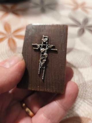 Pequeño Crucifijo de Plata Ley sobre madera