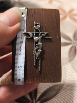 Pequeño Crucifijo de Plata Ley sobre madera