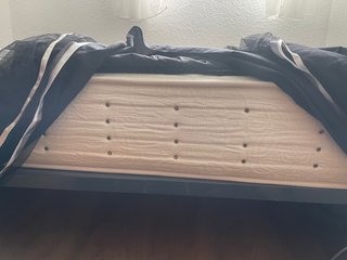 Cama de matrimonio negra y blanca
