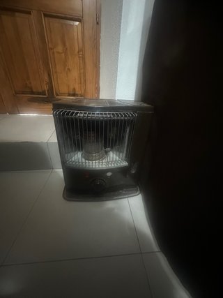 Estufa de parafina negra y marrón