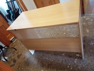 Escritorio madera claro con bandeja