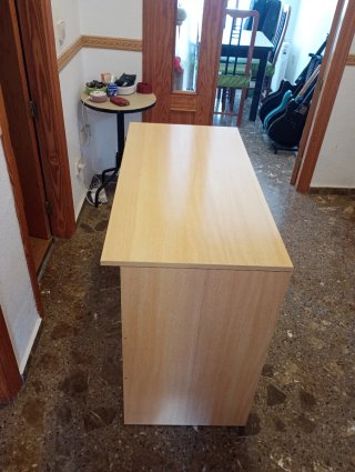 Escritorio madera claro con bandeja